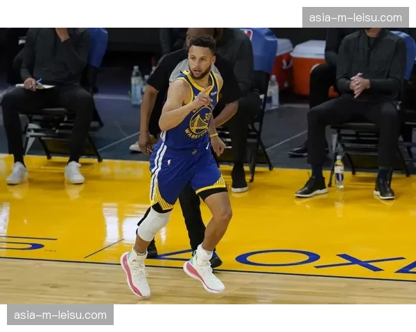 特写：库里在球员通道为年轻球迷签名，后者激动落泪