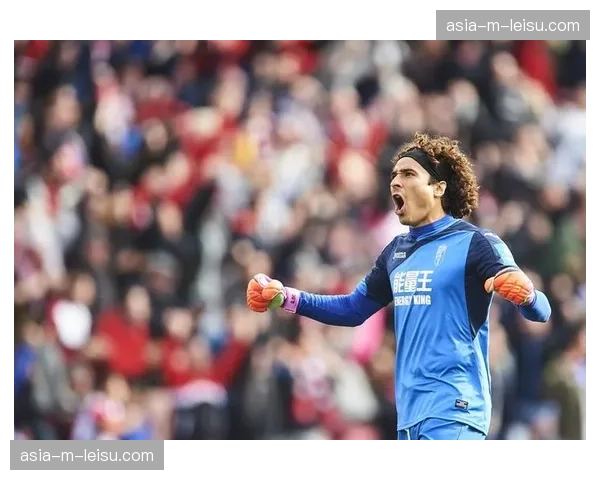 特写：格拉纳达老将苏亚雷斯进球后泪洒球场，球队仍处降级区